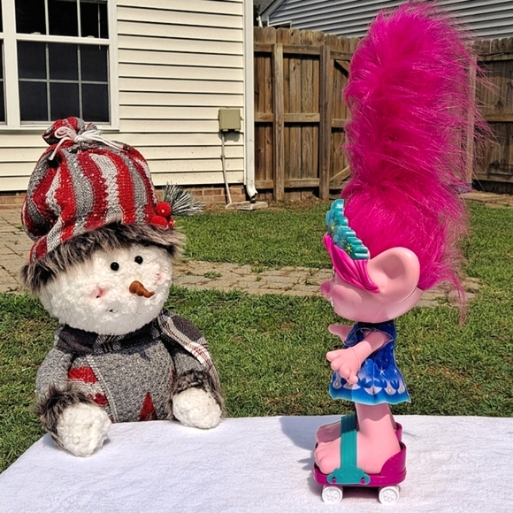 Dreamworks Dancing Hair Poppy  Trolls World Tour Doll - Picture 5 of 9